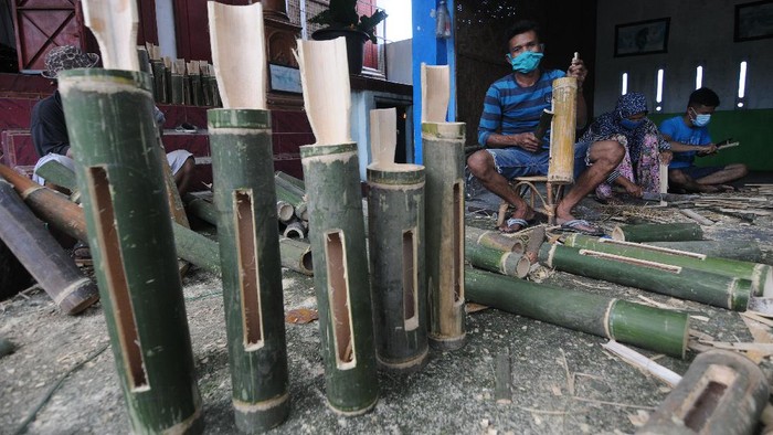 Pekerja membuat kentongan dari bambu di Cokro, Tulung, Klaten, Jawa Tengah, Senin (20/4/2020). Sedikitnya 650 kentongan dibuat untuk memenuhi permintaan di Kota Solo sebagai alat komunikasi tradisional yang dapat digunakan oleh warga saat menjaga keamanan kampung di malam hari di tengah situasi pandemi COVID-19. ANTARA FOTO/Aloysius Jarot Nugroho/wsj.