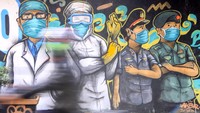 Mural tersebut dibuat bertujuan untuk mensosialisasikan dan mengedukasi warga agar tetap waspada terhadap potensi penyebaran virus corona atau COVID-19. ANTARA FOTO/Umarul Faruq