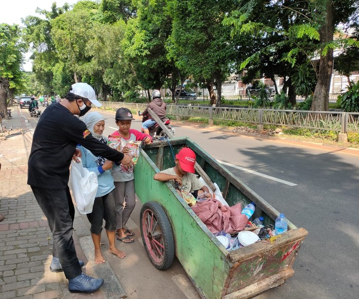 Bagi-bagi 1000 Masker Saat PSBB di Jakarta Memasuki minggu kedua pelaksanaan PSBB di Wilayah DKI Jakarta, masih banyak ditemukan pelanggaran yang didominasi oleh pengendara yang tidak menggunakan masker.