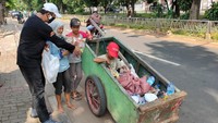 Bagi-Bagi 1000 Masker Untuk Pejuang Keluarga Yang Belum Bisa #dirumahaja.  Senin (20/4) ini dilakukan dengan pendistribusian langsung masker-masker nonmedis di sekeliling Wilayah DKI Jakarta. Sasaran dari distribusinya adalah masyarakat umum terutama yang belum menggunakan masker.