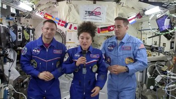 3 astronot bernama Jessica Meir dari Amerika Serikat, Andrew Morgan juga dari Amerika dan Oleg Skripochka dari Rusia mengangkasa saat situasi bumi masih jauh dari Corona. Total mereka berada di angkasa selama 200 hari. Foto: AP/Andrey Shelepin