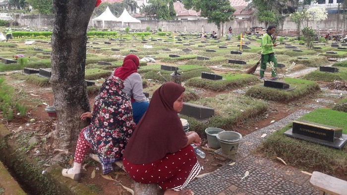 Maryah bersama rekan pembersih kubur lainnya