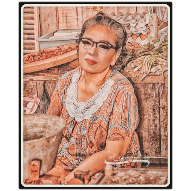 Kali ini Soimah diubah menjadi seorang nenek yang sedang mengenakan daster di pasar. Makeupnya jadi terlihat heboh banget ya?nFoto: Instagram @genks_id