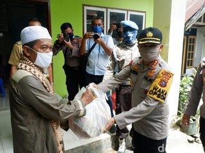 Minta Warga Sultra Jaga Jarak, Polisi Bagikan Ribuan Masker dan Sembako