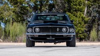 Mustang Boss 429 ini sudah disematkan suspensi competition, makin garang dengan air hood scoop. Rencananya, mobil ini akan dilelang di rumah lelang Indy antara 23 hingga 28 Juni 2020 mendatang. Foto: Autoevolution