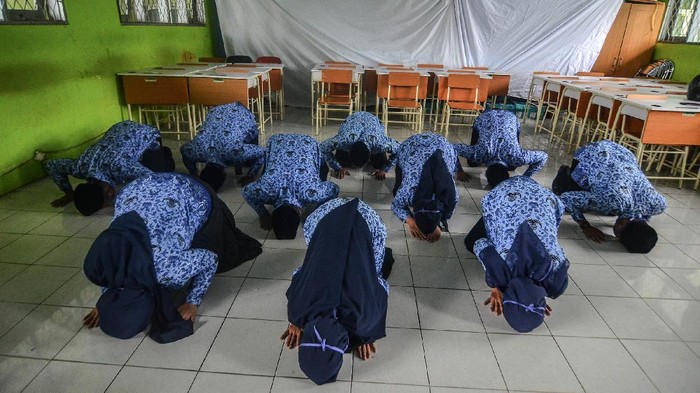 PELANTIKAN ONLINE PNS PEMPROV JABAR Sepuluh orang Pegawai Negeri Sipil (PNS) sujud syukur usai mengikuti pelantikan online di Aula SMAN 1 Ciamis, Kabupaten Ciamis, Jawa Barat, Selasa (21/4/2020). Pelantikan tersebut diikuti sebanyak 1.064 PNS TA 2018 di lingkungan Pemerintah Provinsi Jabar, di tingkat provinsi pelantikan langsung diwakili tiga orang dari setiap agama, pengucapan sumpah dilakukan serentak dengan teleconference melalui aplikasi zoom sebagai implementasi imbauan pemerintah untuk melakukan phisycal distancing selama wabah COVID-19. ANTARA FOTO/Adeng Bustomi/foc.
