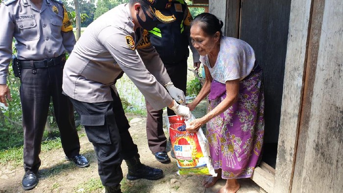 Polres Toraja Utara bagikan sembako ke warga terdampak Corona