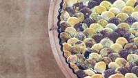 Pie dengan topping menyerupai susunan bentuk bulat ini Scarfe buat dari beragam jenis buah segar. Ia mencampurkan blueberry, markisa, dan bubuk kunyit untuk hasilkan warna kuningnya. Foto: Instagram @dovoney.scarfe