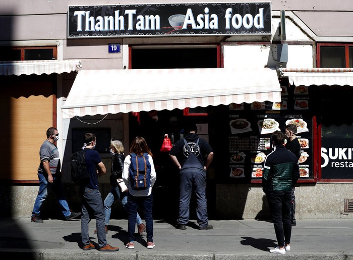 Banyak negara memperpanjang kebijakan lockdown untuk mengantisipasi penyebaran virus Corona. Namun, ada juga beberapa negara yang mulai melonggarkan lockdown.