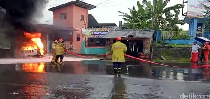 Mobil meledak lalu terbakar di sukabumi