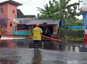 Mobil MPV Meledak Usai Mengisi BBM di Cikembar Sukabumi