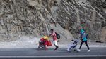 Menyedihkan Warga Peru Mudik dengan Berjalan Kaki