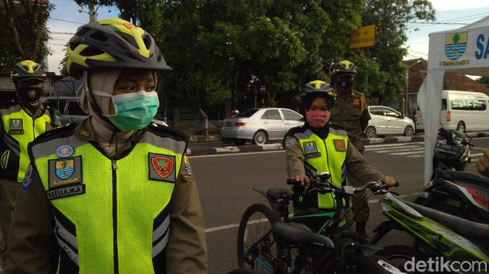 Petugas Satlinmas perempuan di Cirebon bertugas di tengah pandemi Corona