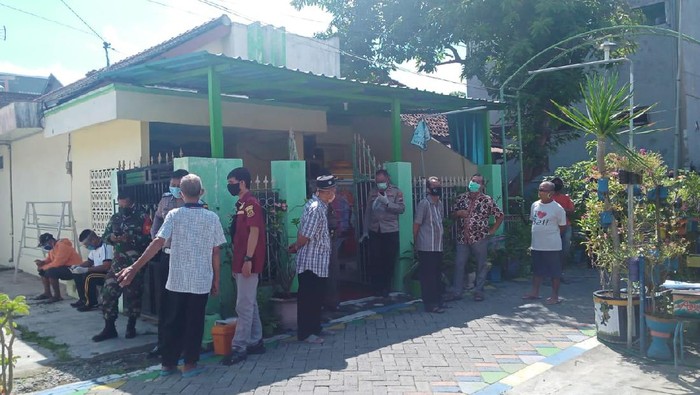 Petugas Ber-APD Lengkap Evakuasi Warga yang Ditemukan Meninggal di Rumah