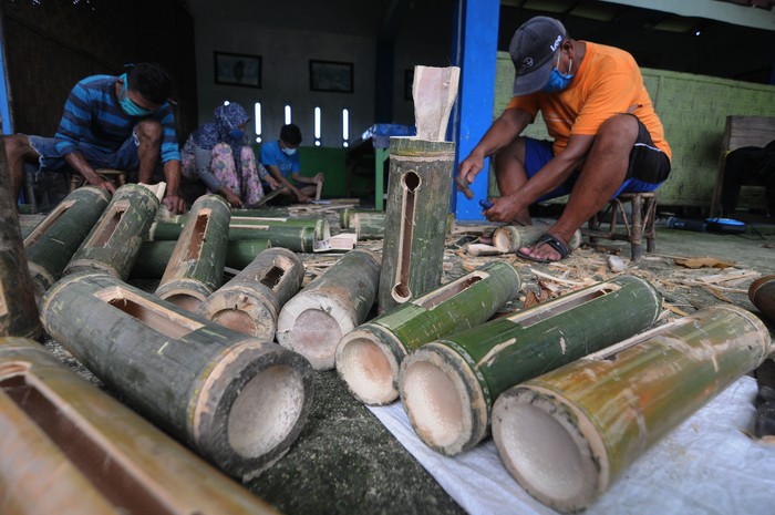 KENTONGAN Pekerja membuat kentongan dari bambu di Cokro, Tulung, Klaten, Jawa Tengah, Senin (20/4/2020). Sedikitnya 650 kentongan dibuat untuk memenuhi permintaan di Kota Solo sebagai alat komunikasi tradisional yang dapat digunakan oleh warga saat menjaga keamanan kampung di malam hari di tengah situasi pandemi COVID-19. ANTARA FOTO/Aloysius Jarot Nugroho/wsj.