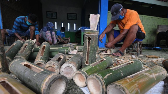 Pekerja membuat kentongan dari bambu di Cokro, Tulung, Klaten, Jawa Tengah, Senin (20/4/2020). Sedikitnya 650 kentongan dibuat untuk memenuhi permintaan di Kota Solo sebagai alat komunikasi tradisional yang dapat digunakan oleh warga saat menjaga keamanan kampung di malam hari di tengah situasi pandemi COVID-19. ANTARA FOTO/Aloysius Jarot Nugroho/wsj.