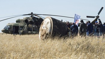 Tim di bawah sudah siaga dengan helikopter. Foto: AP/Andrey Shelepin