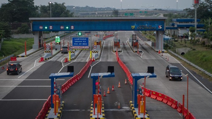 Kendaraan keluar tol melalui Gerbang Tol Colomadu, Karanganyar, Jawa Tengah, Selasa (21/4/2020). Pemerintah menetapkan kebijakan larangan mudik dan berencana mambatasi kendaraan yang melewati jalan tol hanya untuk kepentingan mengangkut logistik, layanan kesehatan hingga perbankan. ANTARA FOTO/Mohammad Ayudha/hp.