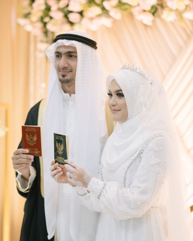 Dalam caption di Instagramnya, Renzi mengatakan awalnya Vebby Palwinta berencana memakai baju adat Aceh di hari pernikahannya. Namun karena adanya pandemi Corona, rencana itu tak bisa terlaksana. Alhasil dia memilih pakai gaun simple karena hanya akan menikah di KUA. Sementara pasangannya Razie Bawazier memakai baju bernuansa Arab. Foto: Instagram @renzilazuardi