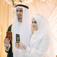 Dalam caption di Instagramnya, Renzi mengatakan awalnya Vebby Palwinta berencana memakai baju adat Aceh di hari pernikahannya. Namun karena adanya pandemi Corona, rencana itu tak bisa terlaksana. Alhasil dia memilih pakai gaun simple karena hanya akan menikah di KUA. Sementara pasangannya Razie Bawazier memakai baju bernuansa Arab. Foto: Instagram @renzilazuardi