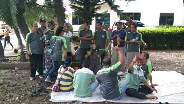 puluhan buruh korban PHK PT Okamoto di Mojokerto