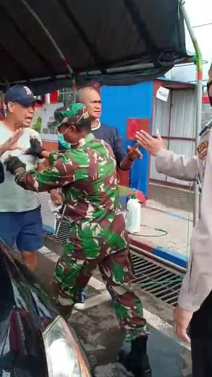 Viral anggota DPRD Sulsel mengamuk karena menolak disemprot disinfektan (Screenshot video viral)