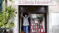 Pertimbangan terkait rencana pencabutan lockdown tersebut timbul usai Italia mencatatkan penurunan korban meninggal akibat COVID-19 dalam dua pekan terakhir. Cecilia Fabiano/LaPresse via AP Photo.  