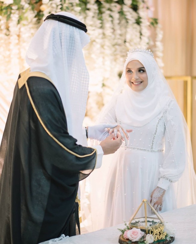 Sebelum menikah di KUA, Vebby Palwinta dan Razie Bawazier menggelar acara lamaran pada awal Maret 2020.Hubungan Vebby dan Razi merupakan hasil dari perjodohan sahabatnya Hamidah Rachmayanti yang dikenal sebagai influencer berhijab. Foto: Instagram @renzilazuardi