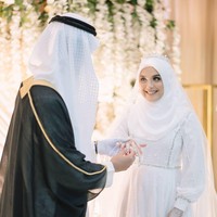 Sebelum menikah di KUA, Vebby Palwinta dan Razie Bawazier menggelar acara lamaran pada awal Maret 2020.Hubungan Vebby dan Razi merupakan hasil dari perjodohan sahabatnya Hamidah Rachmayanti yang dikenal sebagai influencer berhijab. Foto: Instagram @renzilazuardi