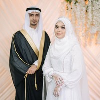 Artis Vebby Palwinta memilih bertaaruf dengan Razi Bawazier. Keduanya kemudian menggelar pernkahan di KUA Kebayoran BAru, Jakarta Selatan pada 18 April 2020. Sebelum menikah di KUA, Vebby dan Razie mengadakan acara lamaran atau khitbah pada awal Maret 2020. Hubungan keduanya merupakan hasil perjodohan sahabatnya, Hamidah Rachmayanti yang dikenal sebagai influencer hijab.  Foto: Instagram @renzilazuardi.