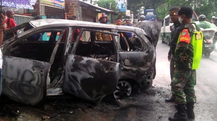 Detik-detik sebuah mobil di Sukabumi hangus terbakar usai isi BBM