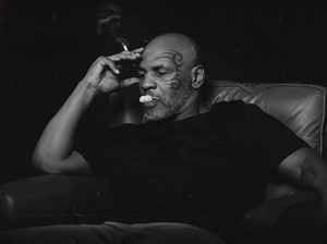 Mike Tyson Pamer Isap Ganja hingga Rindu Bob Marley