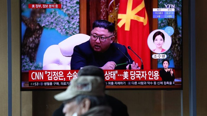 Rumor soal menurunnya kondisi Kim Jong-Un beredar. Orang nomor satu di negara komunis itu dikabarkan menjalani operasi terkait kardiovaskular.