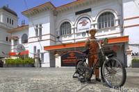 Romantisme Jogja dengan berbagai keindahan alam, seni dan budaya jadi magnet yang kuat untuk terus dieksplore. Seperti yang terekam dalam foto-foto karya Fauzie Helmy ini.

Kerinduan akan Jogja semakin terasa di tengah Pandemi Corona yang melanda hampir ke seluruh dunia termasuk Indonesia. Untuk mengobati rasa rindu, detikcom mencoba mengangkat keindahan kota Jogja dengan bentuk yang berbeda.