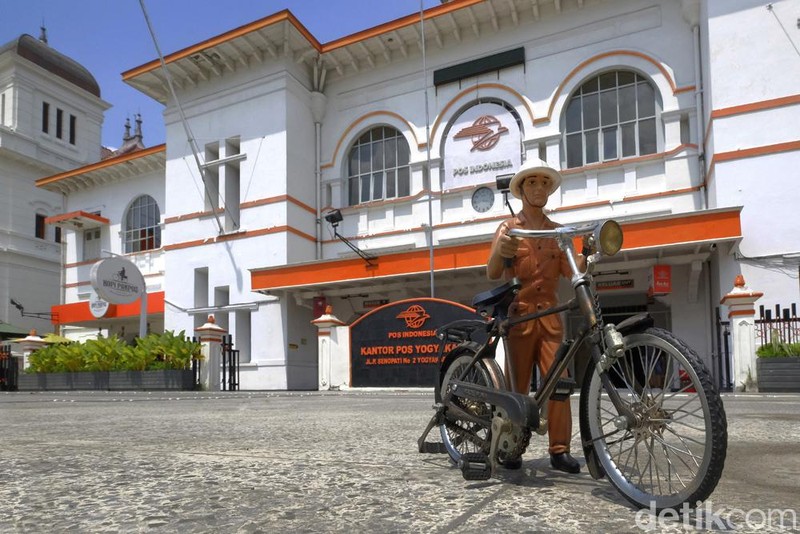 Romantisme Jogja dengan berbagai keindahan alam, seni dan budaya jadi magnet yang kuat untuk terus dieksplore. Seperti yang terekam dalam foto-foto karya Fauzie Helmy ini.

Kerinduan akan Jogja semakin terasa di tengah Pandemi Corona yang melanda hampir ke seluruh dunia termasuk Indonesia. Untuk mengobati rasa rindu, detikcom mencoba mengangkat keindahan kota Jogja dengan bentuk yang berbeda.