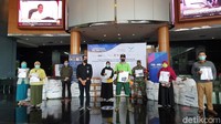Prosesi pemberian donasi dilakukan di Lobi Gedung Bank Mega, Jl Kapt Tendean, Mampang Prapatan, Jakarta Selatan. Penyerahan donasi dilakukan A Hardiansah Lubis, Kadiv Humas TRANS TV yang mewakili TRANSMEDIA dan Gatut Mukti (GM CT Arsa Foundation) Selasa (21/4/2020).