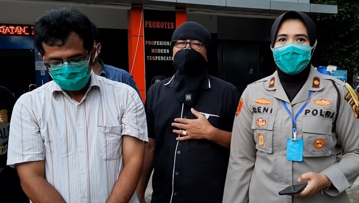 PR saat menyerahkan diri ke polisi (Raja Adil-detikcom)