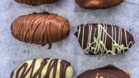 Paduan rasa manis kurma akan semakin menggoda jika dikombinasikan dengan cokelat. Kamu bisa mencelupkan kurma pada cokelat leleh. Dinginkan kurma sebelum disajikan.  Foto: instagram