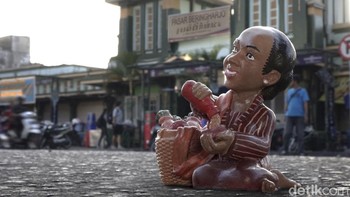 Ada lagi foto berjudul Bakul Jamu Pasar Beringharjo. Lokasi pengambilan di kawasan Pasar Beringharjo.