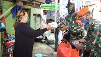 Dapur Umum di Koramil Cilincing, setiap harinya mampu mendistribusikan sekitar 900 nasi bungkus siap saji untuk dibagikan kepada warga (pagi, siang, malam) yang kurang mampu karena dampak Covid-19 dan PSBB.
