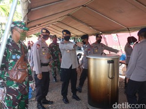 Buka Dapur Umum, Brimob Polda Kalsel Bagikan Seribuan Makanan ke Warga