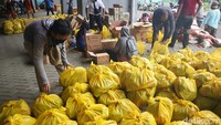 Pola Distribusi Paket bantuan sembako didistribusi bertahap oleh Dinas Sosial Kota Bekasi melalui Kelurahan berdasarkan by name by addres (BNBA) data rumah tangga Non DTKS yang telah di verifikasi dan dibuatkan berita acara oleh RW dan lurah di wilayah Kota Bekasi.