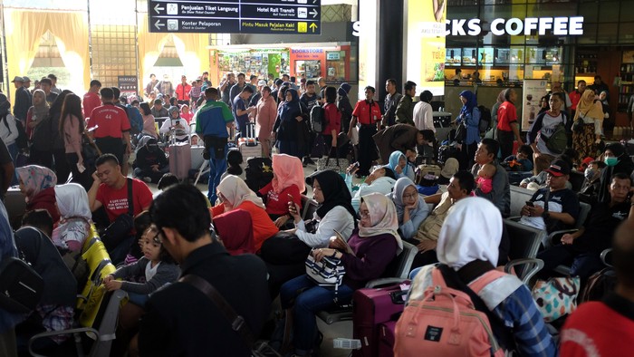 Pemerintah resmi melarang mudik Lebaran bagi masyarakat di tengah masa pandemi Corona. Yuk, lihat lagi momen-momen mudik yang pastinya sangat dirindukan.