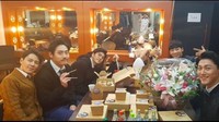 Lee Kyu Hyung terlihat sering sempatkan makan bareng teman-temannya. Mereka kompak foto sebelum menikmati makanan. Foto: Instagram kyuhyung_fan/290_83