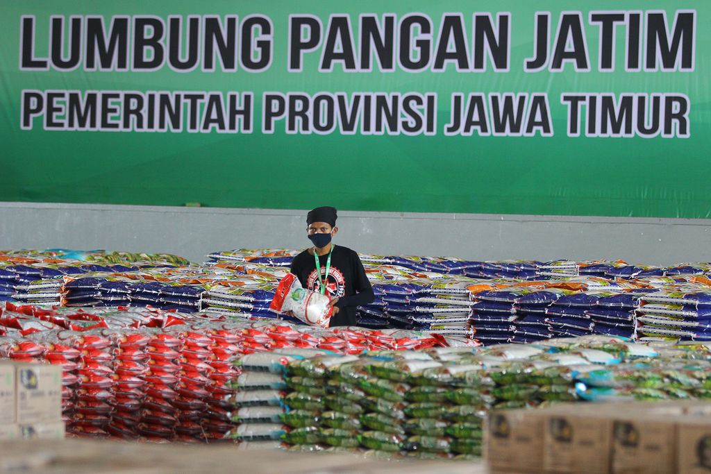 Residents Crowded with Cheap Food East Java Food Barn Food Lines