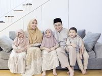 10 Ide Baju Sarimbit Kompakan Dengan Keluarga Saat Lebaran