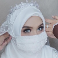 Pada hari pernikahannya Vebby Palwinta tampil memesona dengan gaun pengantin simpel dari Renzi Lazuardi yang dibuat hanya dalam waktu kilat, yaitu lima hari dan mahkota Rasya Shakira. Dia semakin cantik dengan riasan dari Hepi David. Vebby juga berpose memakai masker layaknya pengantin yang menikah di tengah pandemi Corona ini. Foto: Instagram @renzilazuardi