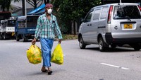 Dari 1.111 kasus baru, sebagian besar melibatkan para pekerja migran yang memegang izin kerja di Singapura dan tinggal di asrama-asrama khusus pekerja asing. Sekitar 20 kasus lainnya melibatkan warga negara Singapura atau orang-orang berstatus permanent resident.