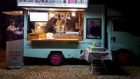 Peraih penghargaan Excellence Award Actor dalam Korea Drama Awards ke 12 ini mendapat kiriman food truck. Penggemar menyemangatinya saat ia syuting drama Prison Playbook. Foto: Instagram kyuhyung_fan/290_83