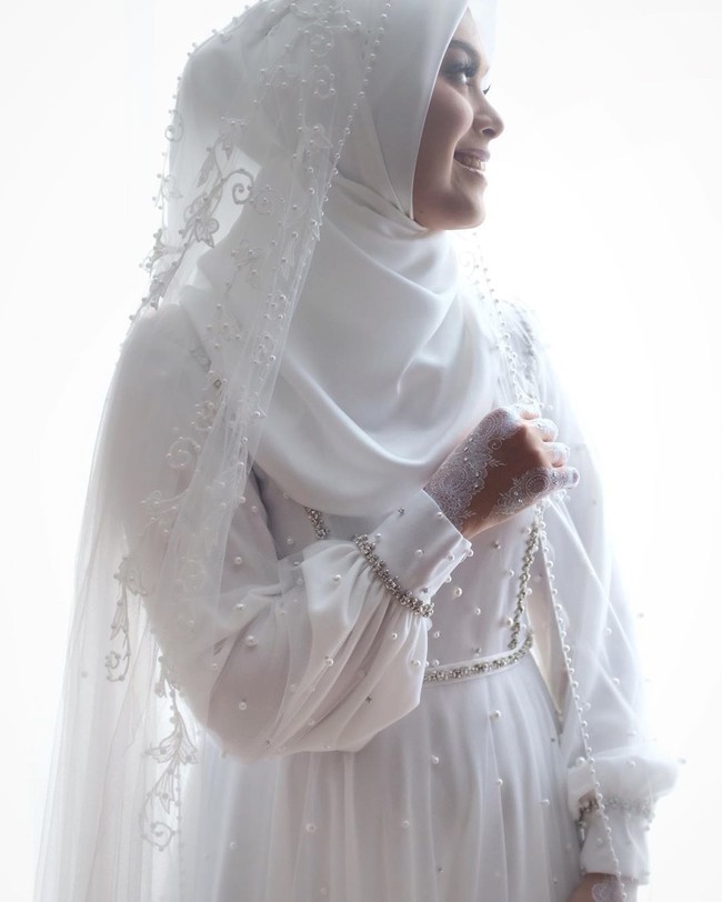 Renzi Lazuardi mengungkapkan dirinya sengaja membuat gaun pengantin simple saat tahu Vebby Palwinta memutuskan menikah di KUA saja. Dia tidak menyematkan banyak payet pada gaun pengantin Vebby karena menyesuaikan lokasi pernikahan mantan kekasih Baim Wong itu. Foto: Instagram @renzilazuardi